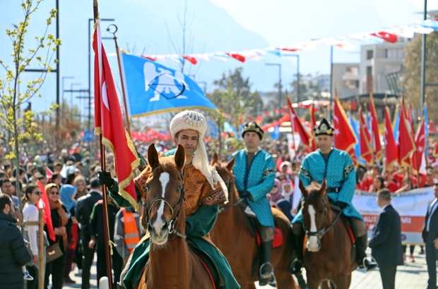 Antalya Nin Fethinin 812 Nci Yili Coskuyla Kutlandi Kutlamalara Katilan Dirilis Ertugrul Dizisinin Basrolunu Oynadigi Engin Altan Duzyatan I Gormek Icin Vatandaslar Adeta Yaristi Antalya Haberleri