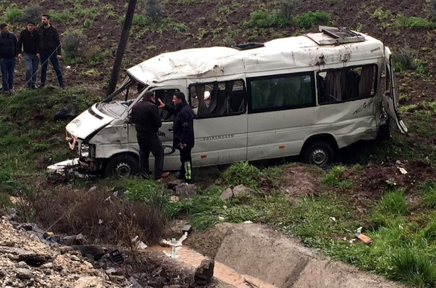 kayganlaÅan yolda minibÃ¼s devrildi: 1 Ã¶lÃ¼, 15 yaralÄ± ile ilgili gÃ¶rsel sonucu