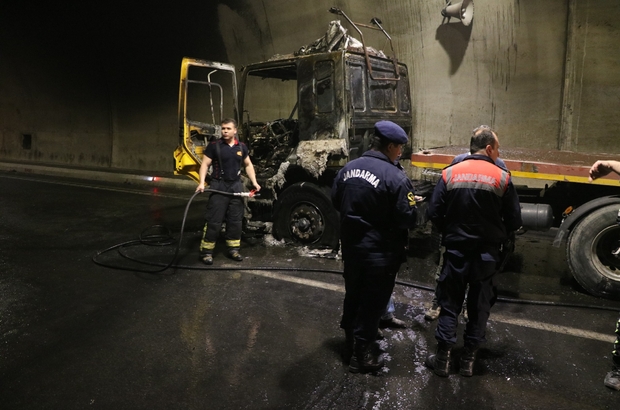 Tünel'deki yangında, şoförün dikkati faciayı önledi
İzmir-Manisa Karayolu Sabuncubeli Tüneli'nde bir tırın alev alarak yanması korkuya neden oldu
Alevleri erken fark eden tır sürücüsünün aracını sağa yanaştırıp durdurması olası bir faciayı önledi