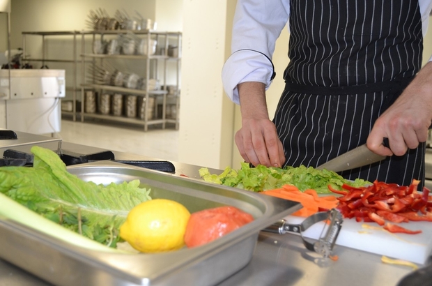 Doğal beslenme akımı: ‘Raw Food’
Çiğ beslenme akımında yiyecekler sadece 40 derece ısıya maruz kalıyor
Çiğ beslenme akımı ile yiyeceklerin besin değeri korunuyor
“Çiğ beslenme detoks olarak uygulanabiliyor”