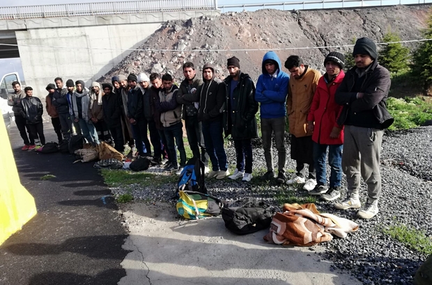 Kayseriâde polis ekiplerinin yaptÄ±ÄÄ± uygulamada bir kamyonun kasasÄ±nda Afganistan ve Pakistan uyruklu 33 kaÃ§ak gÃ¶Ã§men yakalandÄ±. ile ilgili gÃ¶rsel sonucu
