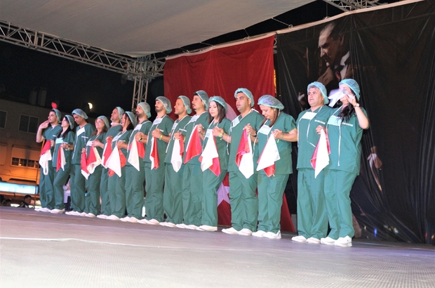 TÃ¼rkiyeâde bir ilke imza attÄ±lar
Ameliyathane kÄ±yafetleriyle halk oyunu oynadÄ±lar