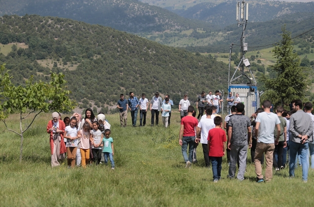 Ozel Copcatan Tepede Kismet Aradilar Bu Koyde Yuzlerce Genc Dagda Tanisip Evleniyor Yaylada Yapilan Senlikte Evlenebilecegi Esini Bulabilmek Icin Ter Dokuyorlar Bursa Haberleri