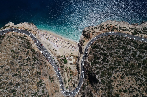 Dunyaca Unlu Plajda Izdiham Yasandi 3 Kilometrelik Arac Kuyrugu Olustu Gunde 10 Bin Tatilciye Hizmet Veren Plaj Tarihin En Kalabalik Gunlerini Yasiyor Kaputas Ta Bayramda Deniz Keyfi Tatilciler Denizin Tum Renkleri Kaputas Ta