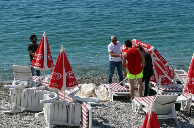 Sahilde Uzucu Goruntuye Semsiyeli Kamuflaj Tatilciler Etkilenmesin Diye Cesedin Etrafi Plaj Semsiyeleri Ile Kapatildi Dunyaca Unlu Sahilde Supheli Olum Antalya Haberleri