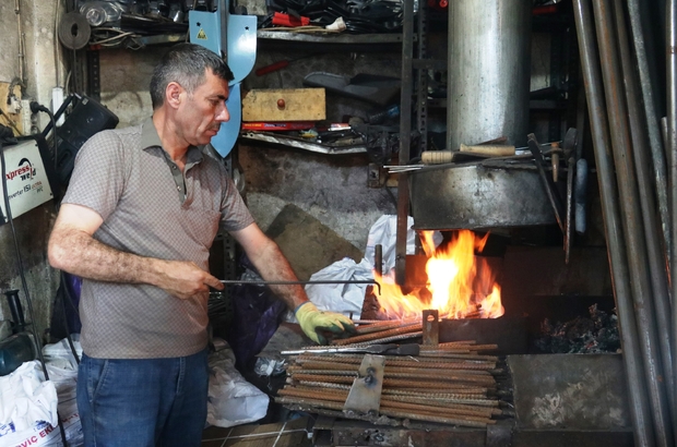 90 Derecede Calisiyorlar Sanliurfa Sicaginda Demircilerin Zorlu Mesaisi Sanliurfa Haberleri