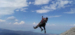 Yaralı dağcıya nefes kesen kurtarma operasyonu
2992 metrede mahsur kalan yaralı dağcı, Jandarma helikopteriyle kurtarıldı