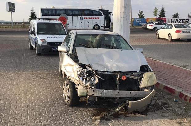 Afyonkarahisar Da 5 Aracli Zincirleme Trafik Kazasi 4 Yarali Kaza Sonrasi Afyon I Zmir Karayolunda Kilometrelerce Kuyruk Olustu Afyonkarahisar Haberleri