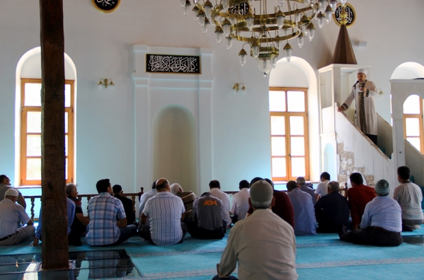 Antik Kentteki Camide Yillar Sonra Ilk Cuma Namazi Cumhurbaskani Erdogan In Ziyaret Ettigi Yatagan Stratonikeia Antik Kentindeki Tarihi Camiye Imam Kadrosu Atandi Ve Ilk Cuma Namazi Kilinirken Caminin Yapiminda Katkilari Olan Hayirseverler Mevlid I