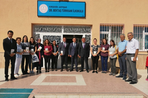 Akpinar Belediye Baskani Turgut Ilcedeki Ogretmenlere Beyaz Zambaklar Ulkesi Kitabini Hediye Etti Kirsehir Haberleri