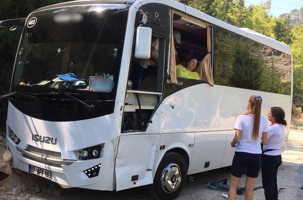 Antalya Da Yolcusunu Unutan Tur Otobusu Kaza Yapti 2 Yarali Antalya Haberleri