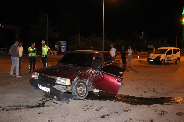 Karaman da otomobil ile hafif ticari araç çarpıştı 2 yaralı