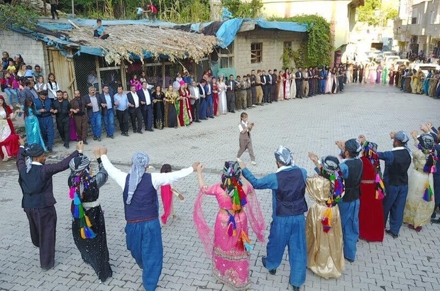 Sirnak Ta Gencleri Sevindiren Karar Uludere Ilcesine Bagli Uzungecit Beldesinde Yeni Evlenecek Ciftler Icin Karar Alindi Belde Heyeti Tarafindan Alinan Karar Sonrasi Erkek Tarafinin Yapacagi 200 Bin Liralik Masraf 45 Bin Liraya Indirildi