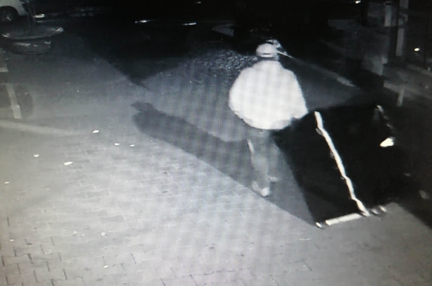 Manisa’nın Salihli ilçesinde bir kuyumcu dükkanından içinde 100 bin lira değerinde altın bulunan kasayı çalan şaşkın hırsızlar, düşürdükleri kasayı kaldıramayınca bırakıp kaçtı. ile ilgili görsel sonucu