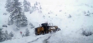 Isparta’da karla mücadele çalışmaları sürüyor
Isparta İl Özel İdaresi ekipleri 5 ilçede karla mücadele çalışması yürütüyor