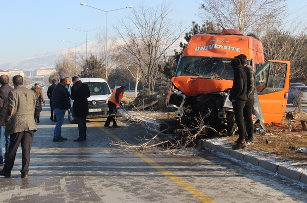 Erzurum'da Makas atmak isteyen otomobilin çarptığı minibüs kaza yaptı: 11 yaralı ile ilgili görsel sonucu