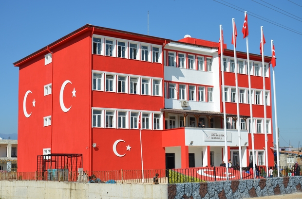 Sinirdaki Okul Turk Bayragina Boyandi Hatay Da Mehmetcige Destek Icin Bir Ilkokulun Binasinin Dis Cephesi Kirmizi Beyaz Renklerle Turk Bayragi Seklinde Boyandi Hatay Haberleri