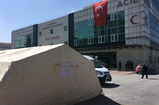 kayseri de hastalar icin devlet hastanesinin bahcesine cadir kuruldu hastanelerde korona virus nedeniyle hasta ve saglik personeli icin tedbir alinmaya devam ediyor kayseri haberleri