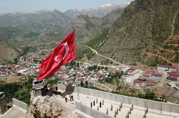 19 Mayis Ta Kato Dagi Nda Sehit Dusen 10 Asker Anisina Dev Turk Bayragi Dikildi I Kinci Kandil Denilen Zirvede Turk Bayragi Dalgalaniyor Teror Bitti Huzurla Birlikte Daglar Ay Yildiz Bayraklarla Donatildi Sirnak Haberleri