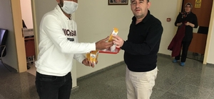 Sağlık çalışanlarına süt ikramı