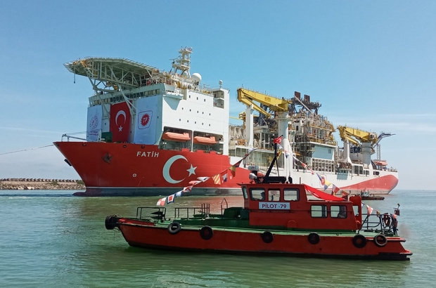 Fatih Sondaj Gemisi Romorkorler Ile 4 Saatlik Calismanin Ardindan Cekilerek Trabzon Limani Na Giris Yapti Limana Demirleyen Geminin Kule Birlestirme Ve Diger Hazirliklarinin 15 Gun Surmesi Bekleniyor Trabzon Haberleri