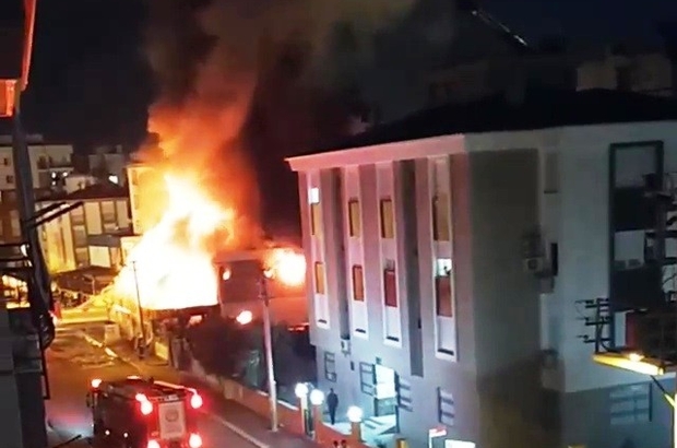 Antalya Da Yaklasik 5 Milyonluk Market Yangini Buyuk Pank Yasanan Yanginda Saglam Kalan Urunleri Mahalleli Imece Usulu Kurtarmaya Calisti Elektrik Kontagindan Ciktigi Iddia Edilen Yanginda Iki Katli Maket Kullanilamaz Hale Geldi Antalya