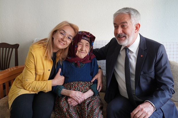 105 yaşında ilk kez bir belediye başkanını misafir etti ısparta belediye  başkanı başdeğirmen'den babası ve eşini şehit veren asırlık çınara vefa  örneği - Isparta Haberleri