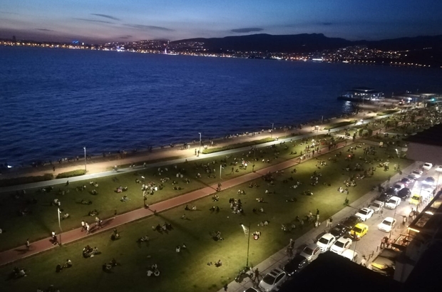 Izmirliler Kordon A Akin Etti Kalabalik Korkuttu Izmir Haberleri