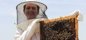 Bankacılığı bırakıp 'arıcı' oldu
Yılda 3 buçuk ton bal üreten girişimci kad...