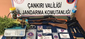 Jandarmadan uyuşturucu tacirlerine büyük vurgun
Çankırı'da drone destekli u...