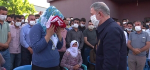 Milli Savunma Bakanı Akar'dan şehit işçilerin ailelerine taziye ziyareti