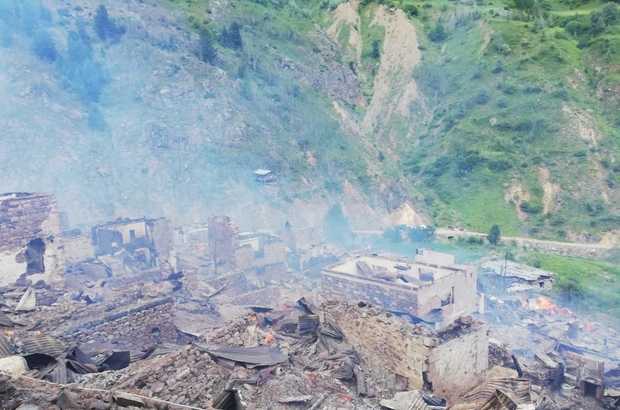 Artvin In Yusufeli Ilcesi Dokumacilar Koyu Sahlepciler Mahallesindeki Yangin Kontrol Altina Alindi Yanginda 40 Ahsap Ev Yanarak Kullanilamaz Hale Gelirken Can Kaybi Yasanmadi Artvin Haberleri