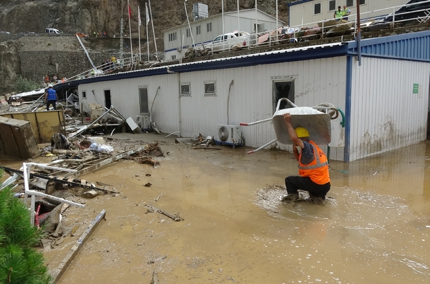 Selden kurtulan şantiye çalışanları eşyalarını kurtarmaya çalıştı