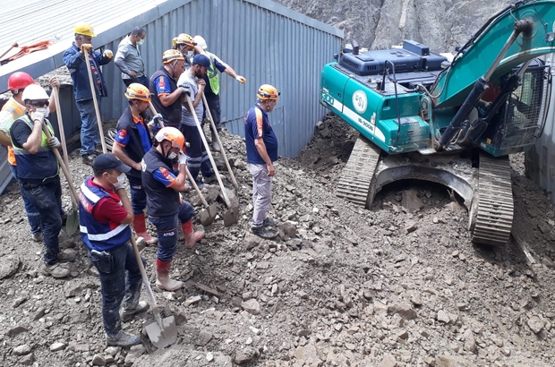 Artvin'de selde kaybolan 3 kişiye ulaşıldı