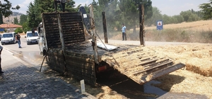 Seyir halindeki kamyonetin kasasındaki samanlar tutuştu!
Taşıdığı samanları...