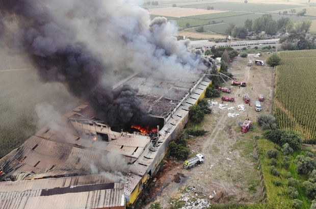 Manisa Daki Mobilya Fabrikasi Yangini Kontrol Altina Alindi Fabrikanin Yandigini Goren Calisanlar Ve Yakinlari Fenalik Gecirdi Yangina Orman Yangin Sondurme Helikopteri De Mudahale Etti Alevlere Teslim Olan Fabrika Havadan Goruntulendi Manisa Haberleri