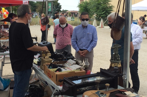 Bu Pazara Gelenler Zamanda Yolculuga Cikiyor Ulkenin Dort Bir Yanindan Gelen Antikacilar Eskisehir De Bulustu Tepebasi Belediyesi Baskani Ahmet Atac Turkiye De Antikacilik Bir Meslek Olarak Bulunmuyor Ancak Antikacilik Ciddi Ve Guzel Bir Meslek