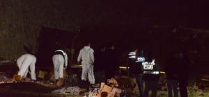 Patlayıcı yüklü kamyon devrildi: 2 ölü