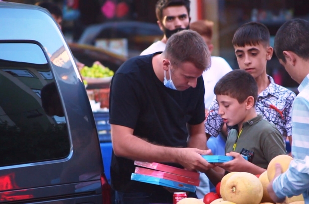 Diyarbakır'daki sosyal deney Youtube'da patladıYaşı küçük gönlü büyük çocuklara iş adamından tablet