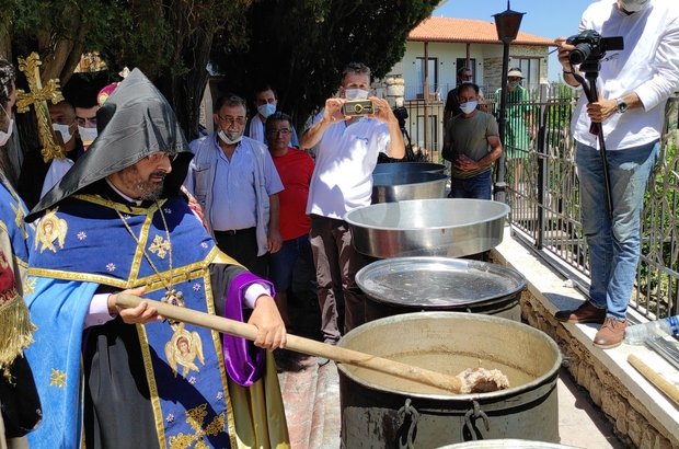 Hatay'da Meryem Ana Yortusu ve Üzüm Bayramı kutlandı
Türkiye'nin tek Ermeni köyü olan Hatay'ın Samandağ ilçesine bağlı Vakıflı köyünde “Meryem Ana Yortusu” ayin töreniyle kutlandı