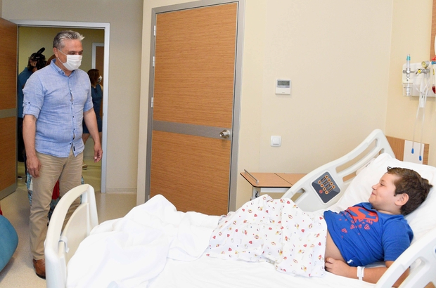 baskan uysal sunnet cocuklarini hastanede ziyaret etti antalya haberleri