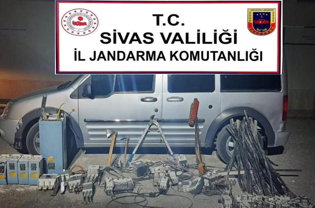 Jandarmadan Voltaj Operasyonu Sivas I L Jandarma Komutanligi Ekipleri Caldiklari 120 Bin Tl Degerinde Elektrik Malzemesi Ile Kacmaya Calisan 4 Kisiyi Sucustu Yakaladi Sivas Haberleri