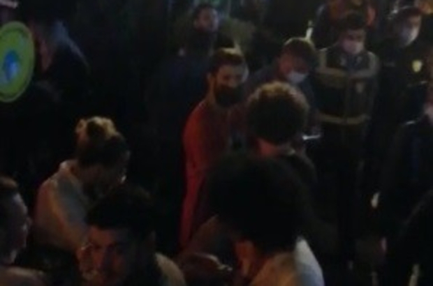 Bursa Da Ickili Mekanlara Korona Baskini Umarsizca Eylenen Genclere Binlerce Lira Sosyal Mesafeye Uymama Cezasi Kesildi Bursa Da Polis Gece Mekanlarini Basti Mevzuata Uymayanlara Binlerce Lira Ceza Kesildi Bursa Haberleri