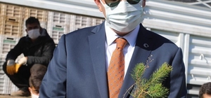 Sivas’ta 3 Milyon fidan toprakla buluştu, hedef 4 milyon fidan
Sivas Valisi Salih Ayhan, 2020 yılında bu güne kadar 3 milyon fidanın toprakla buluştuğunu belirterek ‘Sivasanefes’ kampanyasıyla birlikte bu sayının 4 milyona ulaşacağını söyledi.