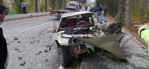 Kamyonet ile otomobil çarpıştı, 3 kişi yaralandı