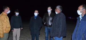 Sazlık alandaki toprak yanması ve duman yerinde incelendi