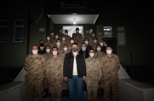 Mehmetcige Cifte Surpriz Vali Ayhan Yeni Yila Girdigi I Mranli Bardakli Jandarma Karakol Komutanligi Nda I Cisleri Bakani Suleyman Soylu Yu Goruntulu Arayarak Mehmetcige Surpriz Yapti Sivas Haberleri