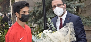 Bakan Kasapoğlu: "Birileri fitne üretecek biz onlara rağmen hizmet vermeye devam edeceğiz"
Gençlik ve Spor Bakanı Mehmet Muharrem Kasapoğlu:
"Birileri yalanla iftirayla bir takım çalışmaları karalamaya çalışacaklar biz onlara inat daha çok üreteceğiz"
"Kadınlarımızı özellikle spora, tesislerimize davet ediyorum"
"Burdur'a 100 basketbol potası yapılacak"