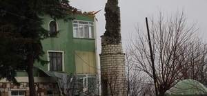 Yıldırım düşen caminin minaresi yıkıldı