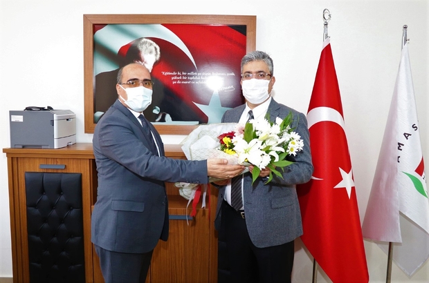 Tir Devrildi Meyveler Sacildi Yardima Hamallar Kostu Kazada Surucu Yaralandi Yola Sacilan Sebzeleri Hamallar Toplayarak Mal Sahibine Destek Oldu Amasya Haberleri